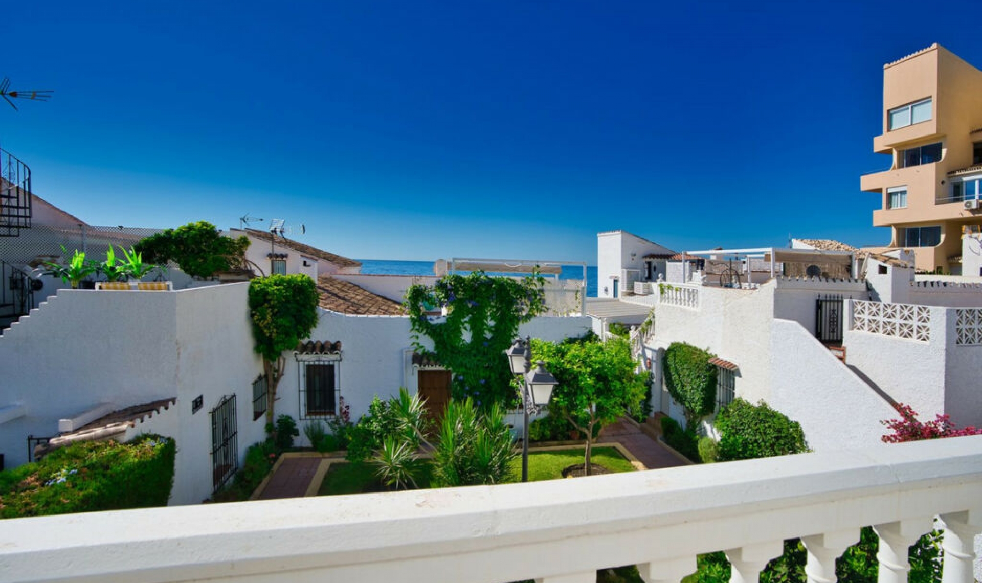 Resale - House -
Estepona