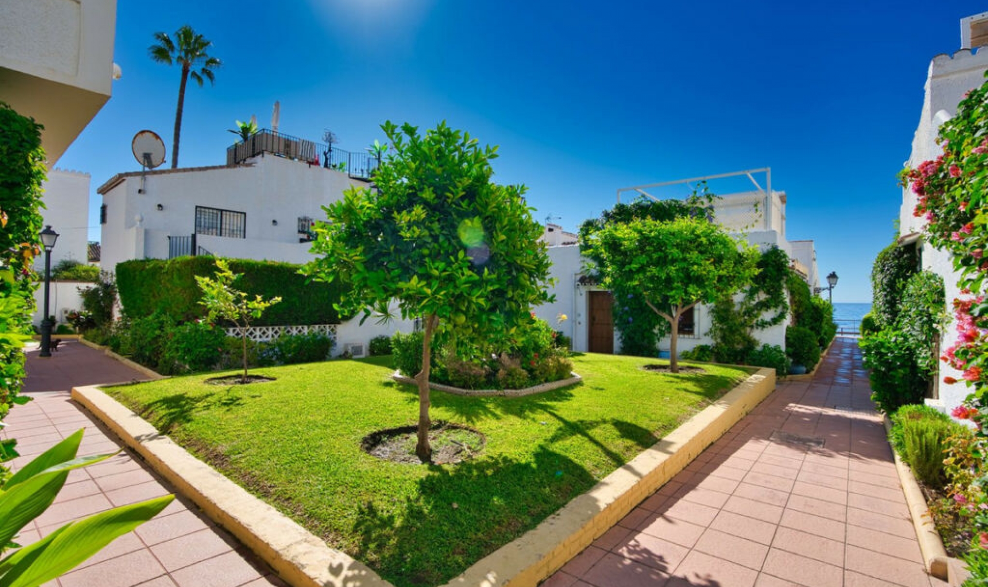 Resale - House -
Estepona