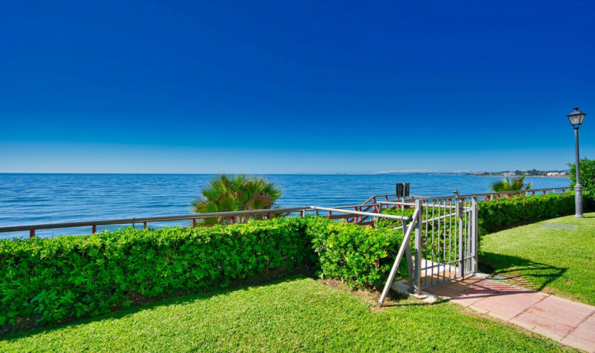 Resale - House -
Estepona