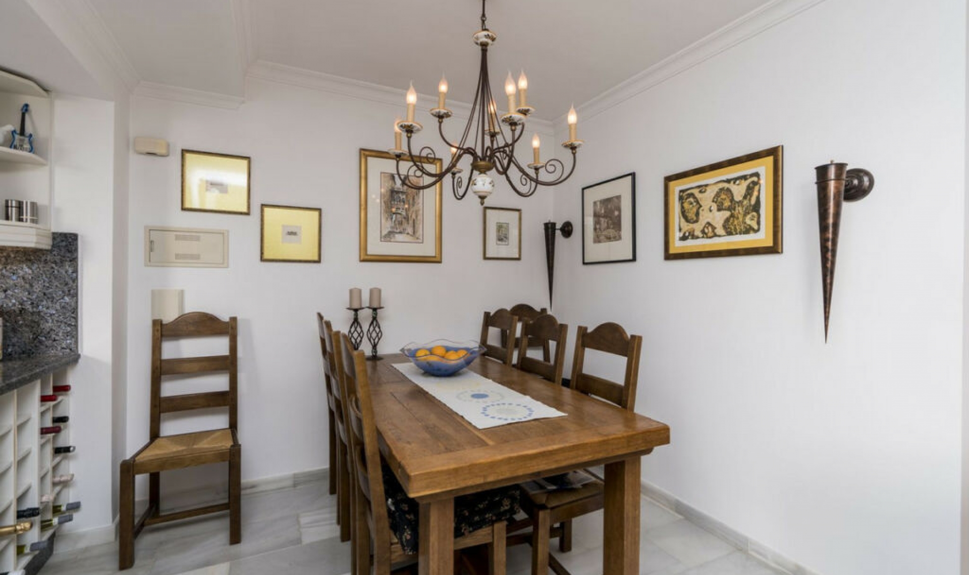 Resale - House -
Estepona