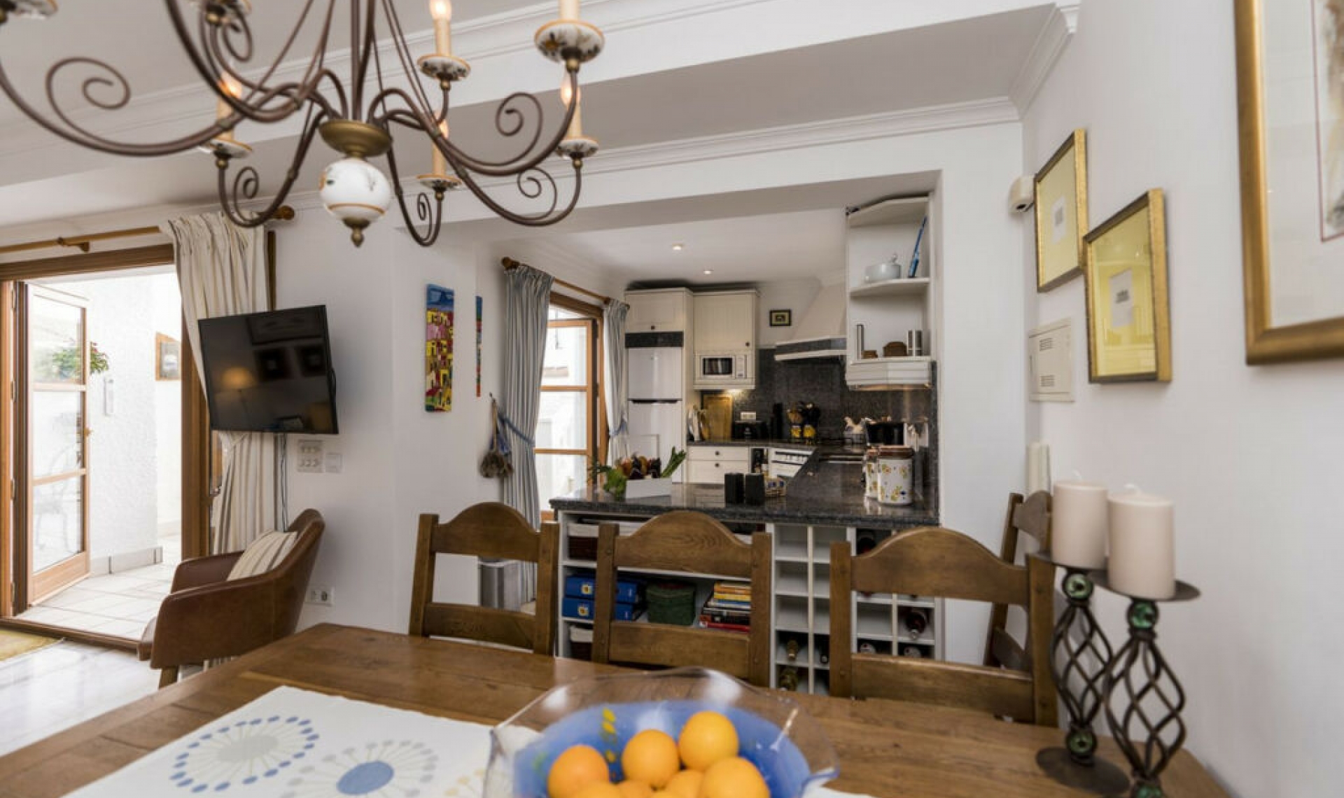 Resale - House -
Estepona