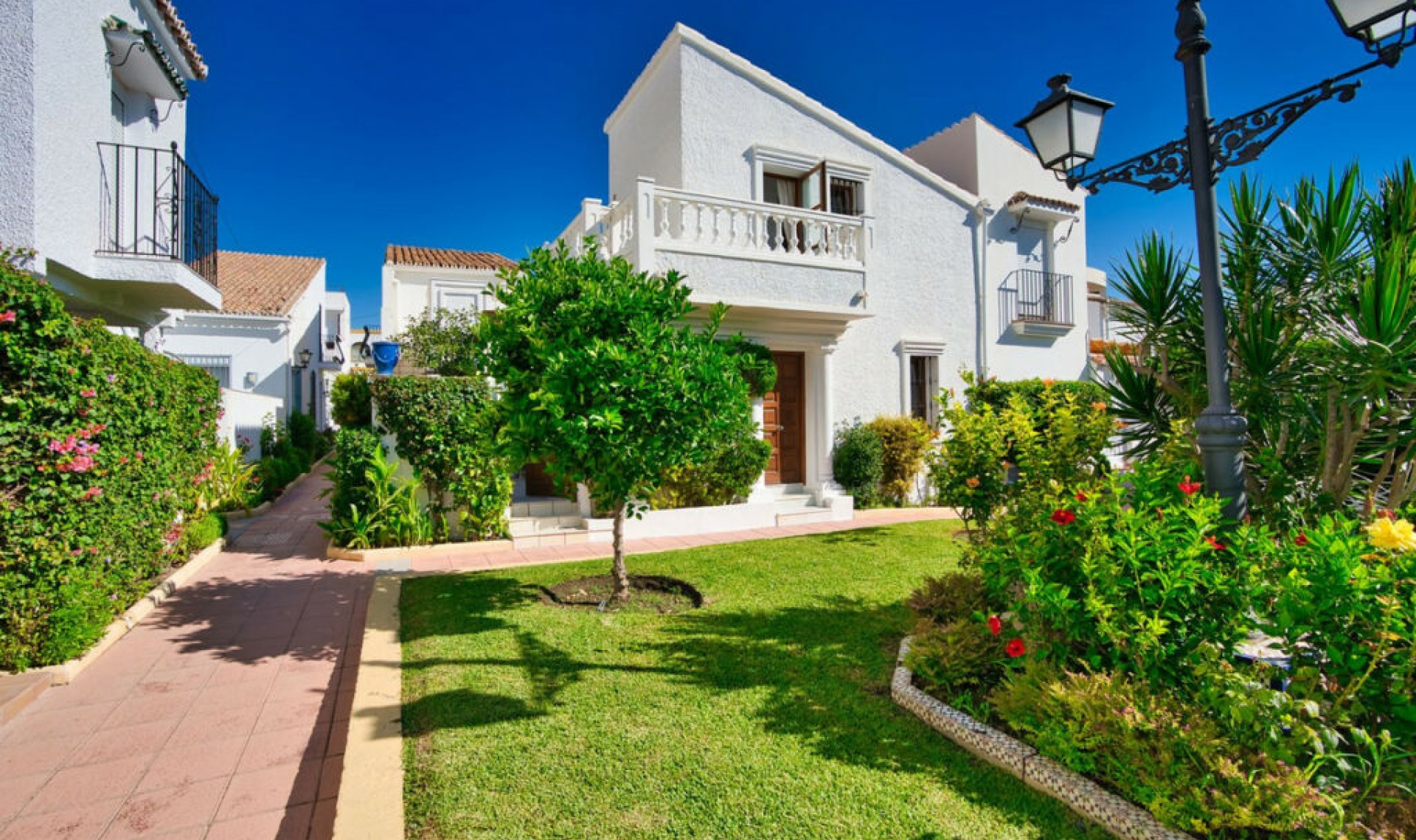 Resale - House -
Estepona