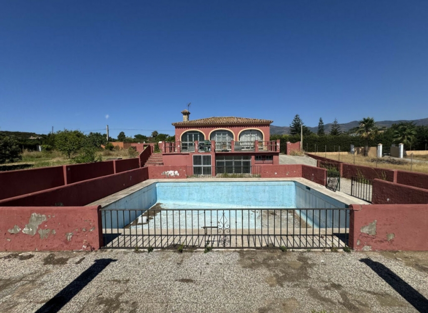 Resale - House -
Estepona