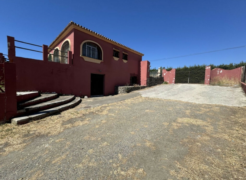 Resale - House -
Estepona