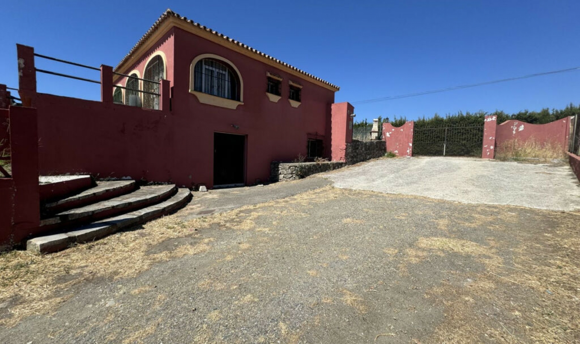 Resale - House -
Estepona