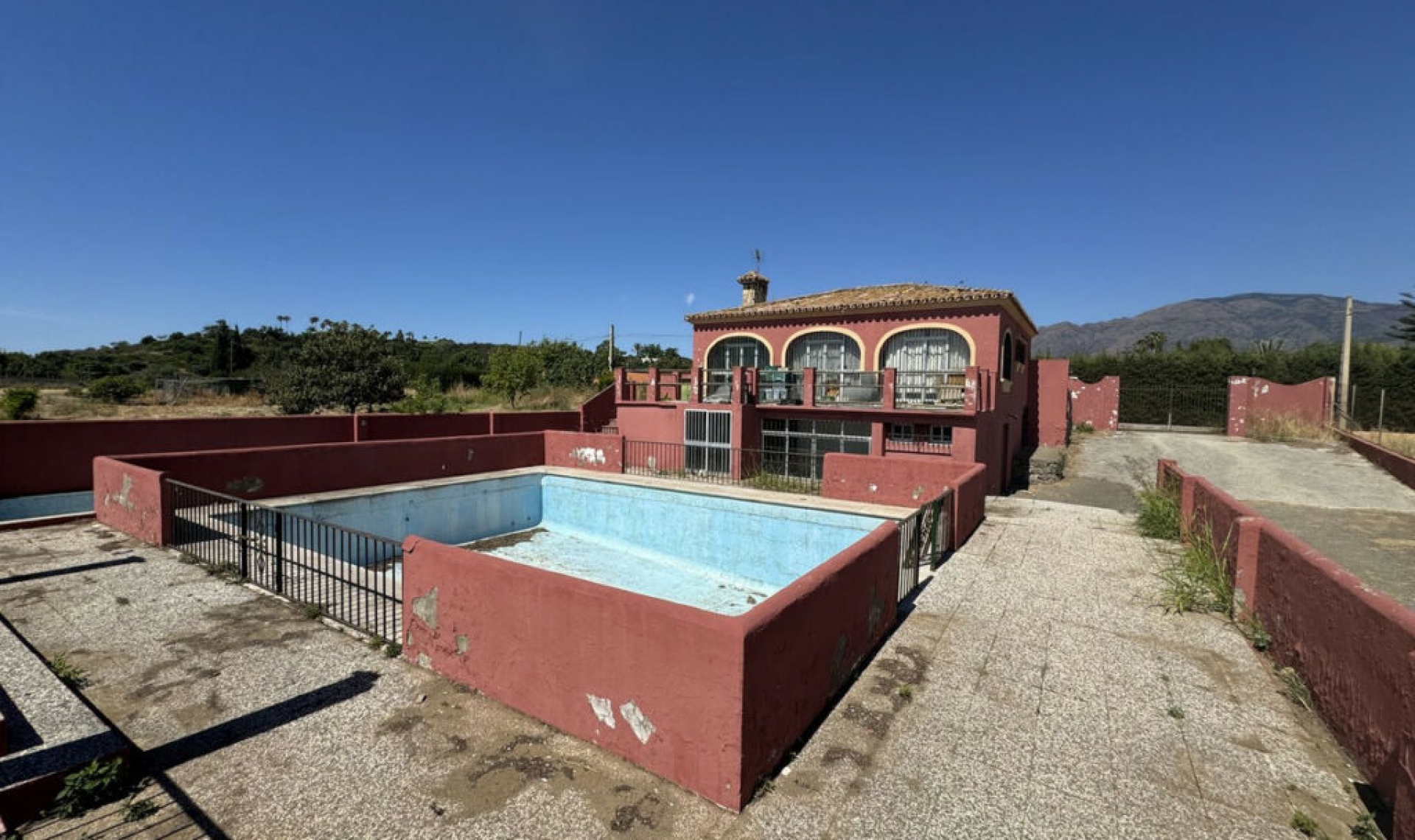 Resale - House -
Estepona