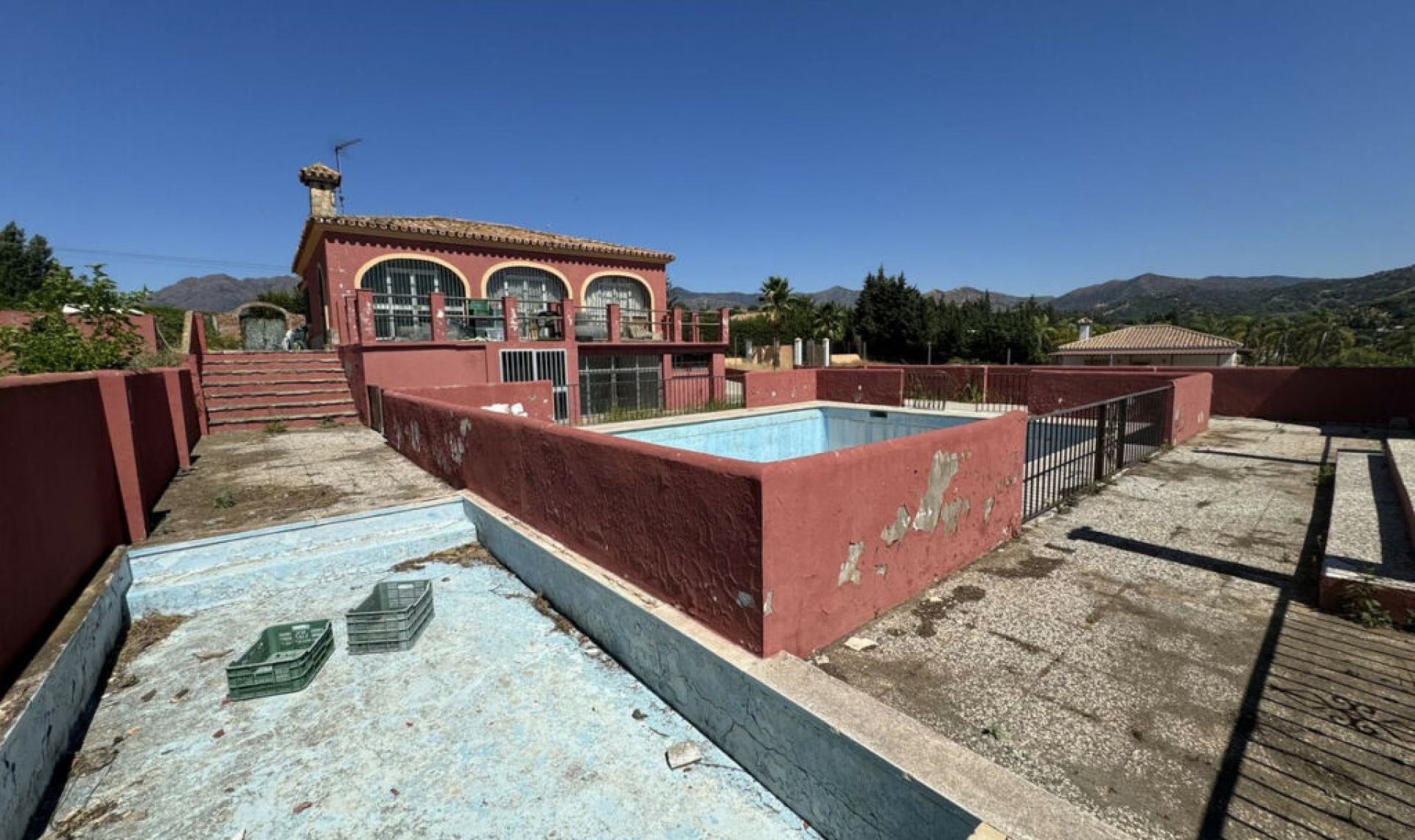 Resale - House -
Estepona