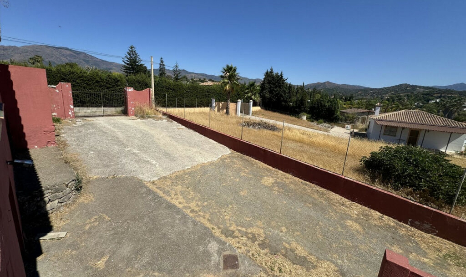 Resale - House -
Estepona