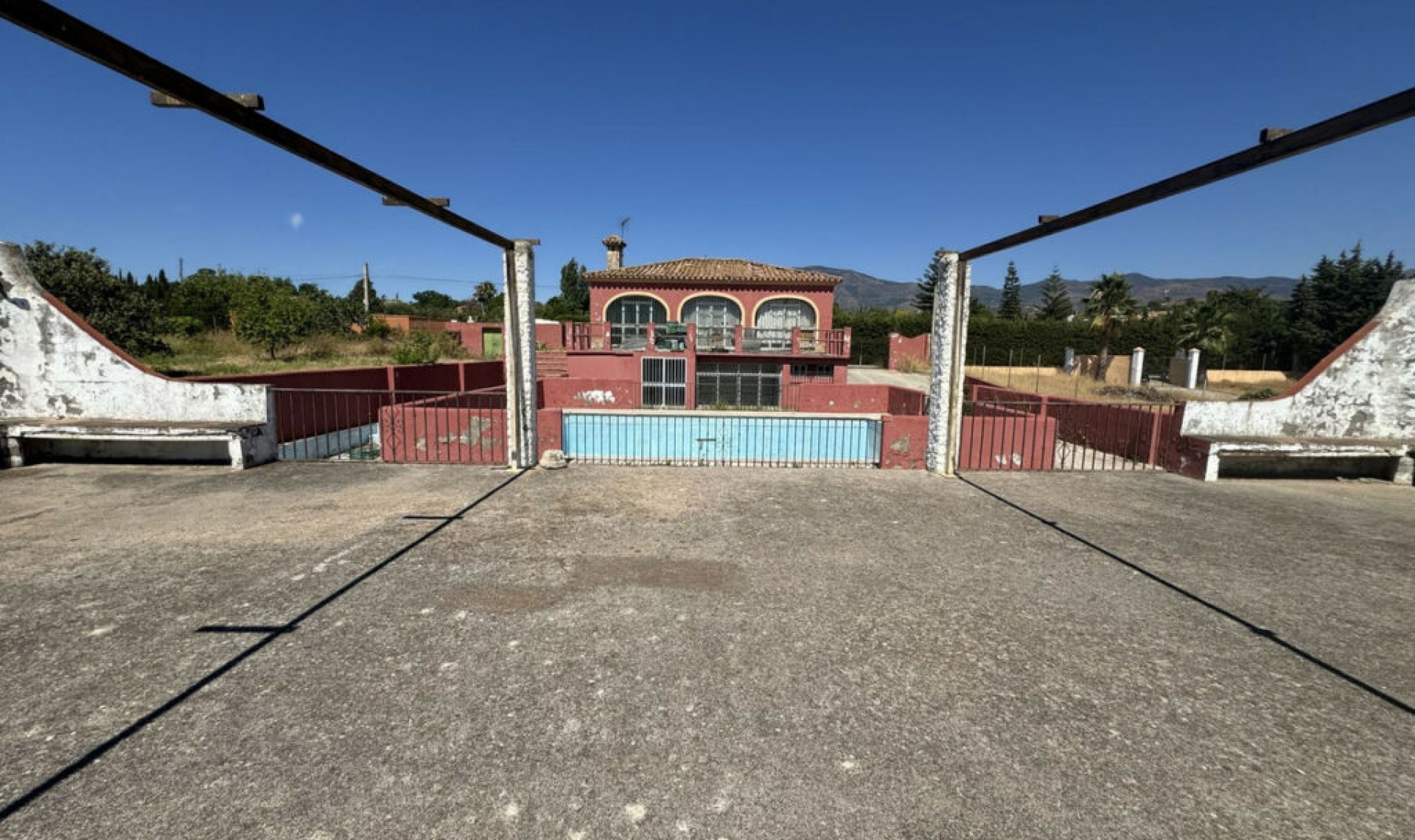 Resale - House -
Estepona
