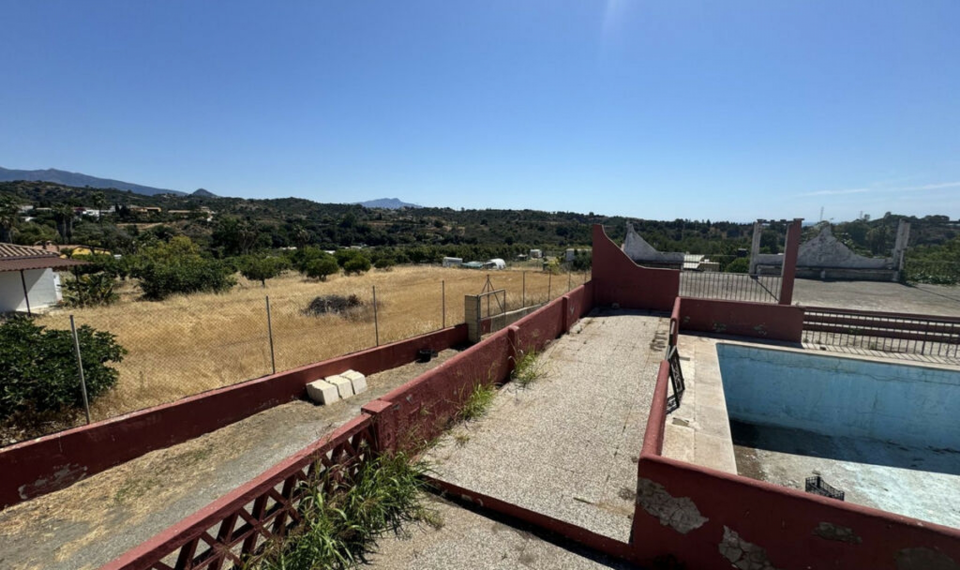 Resale - House -
Estepona