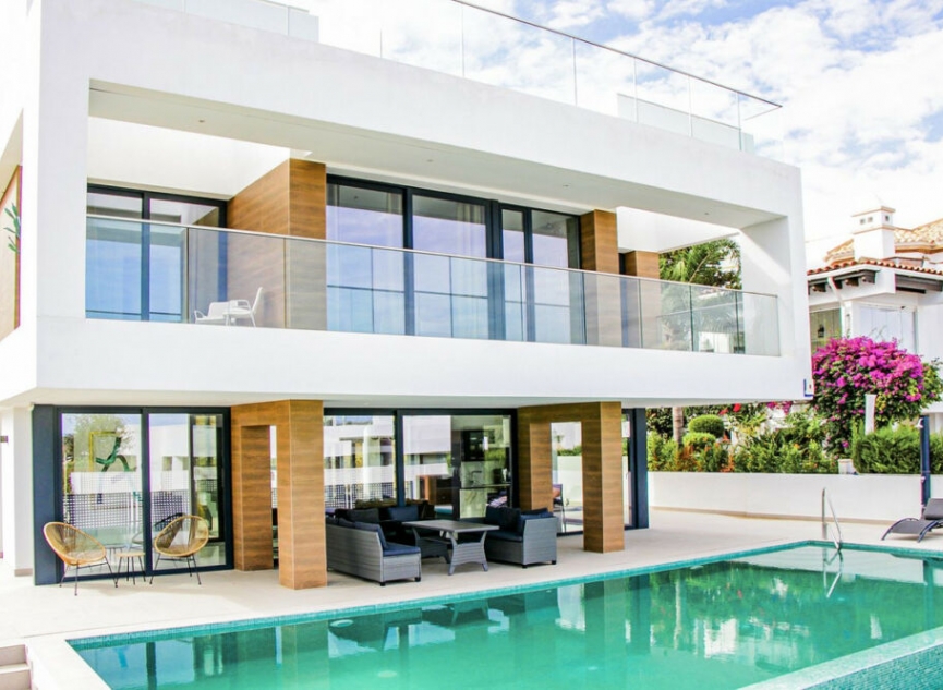 Resale - House -
Estepona