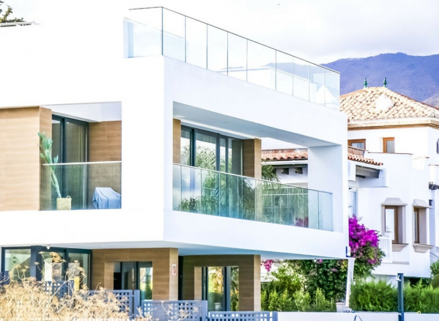 Resale - House -
Estepona