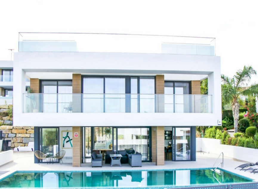 Resale - House -
Estepona