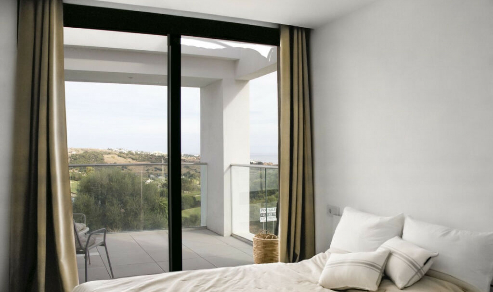 Resale - House -
Estepona