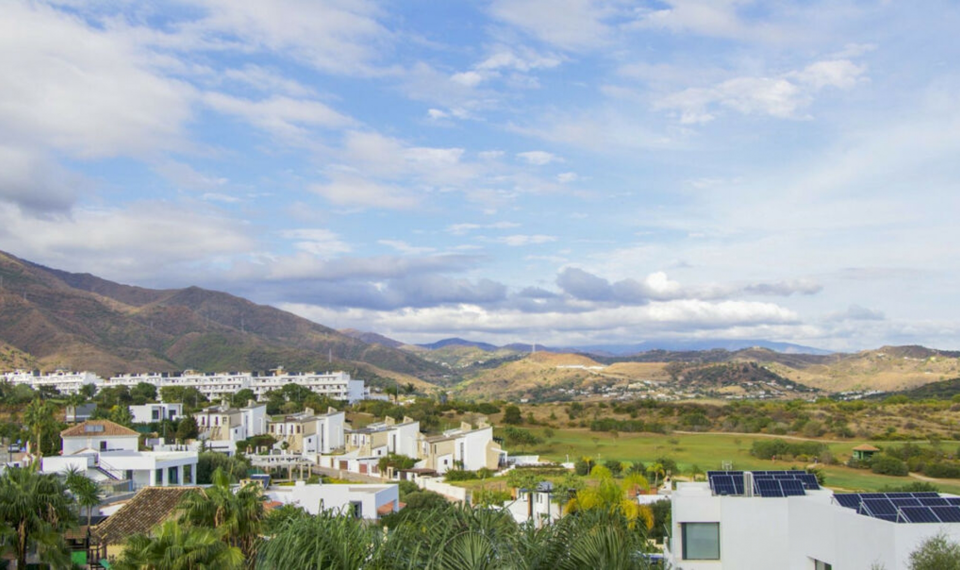 Resale - House -
Estepona