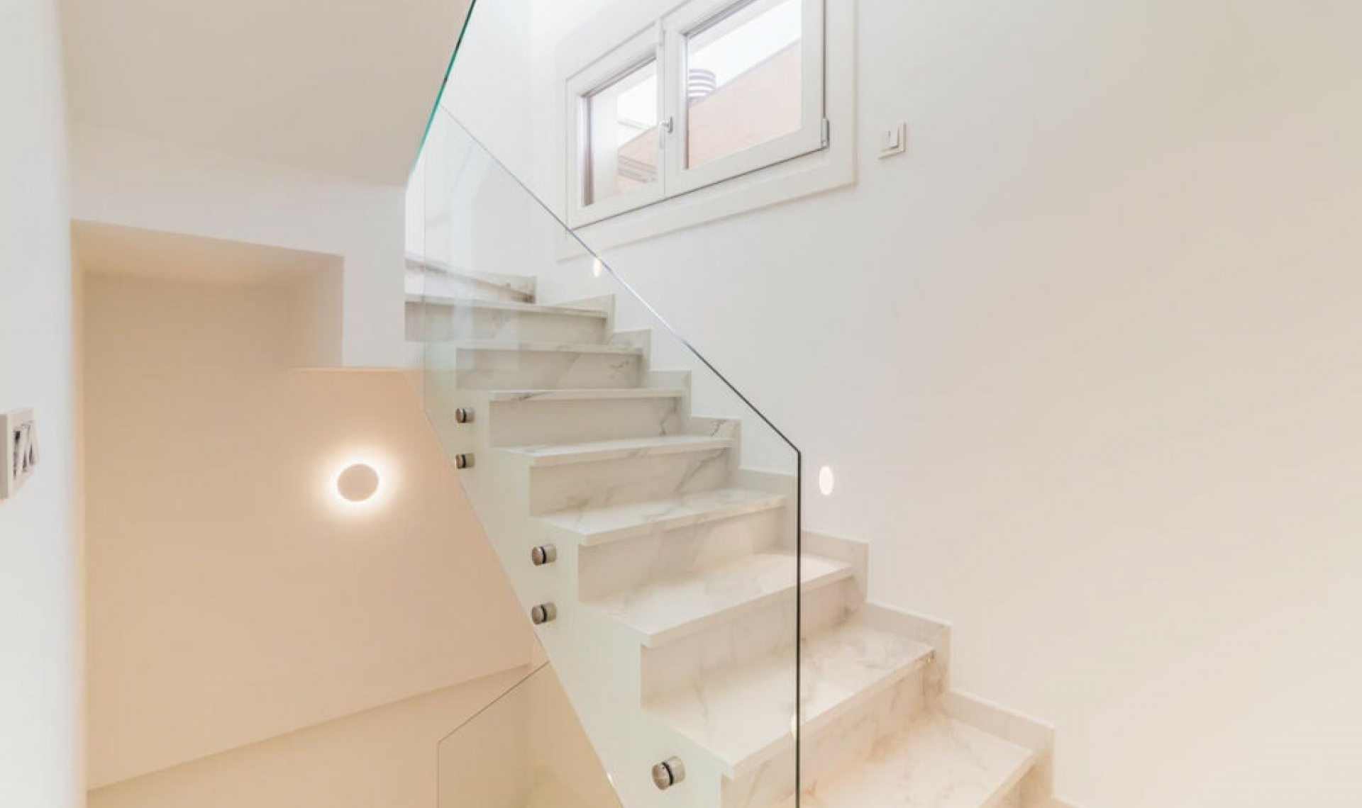 Resale - House -
Estepona