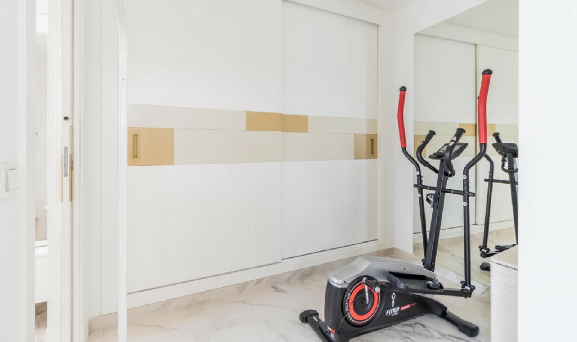 Resale - House -
Estepona