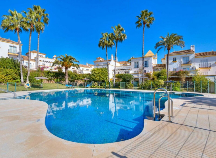 Resale - House -
Estepona