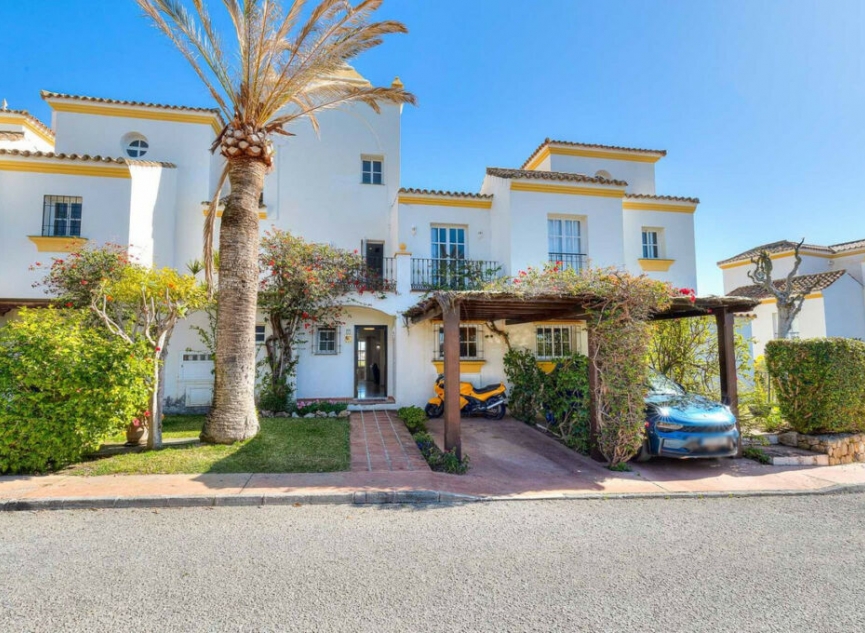Resale - House -
Estepona
