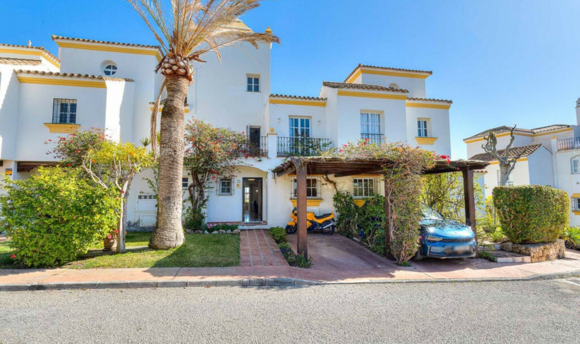 Resale - House -
Estepona