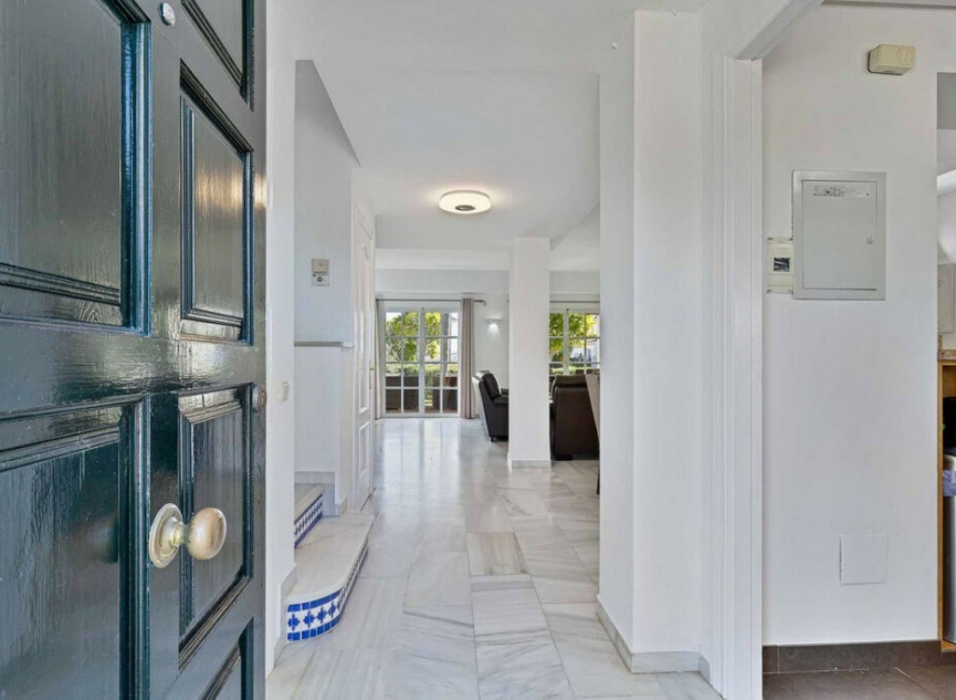 Resale - House -
Estepona