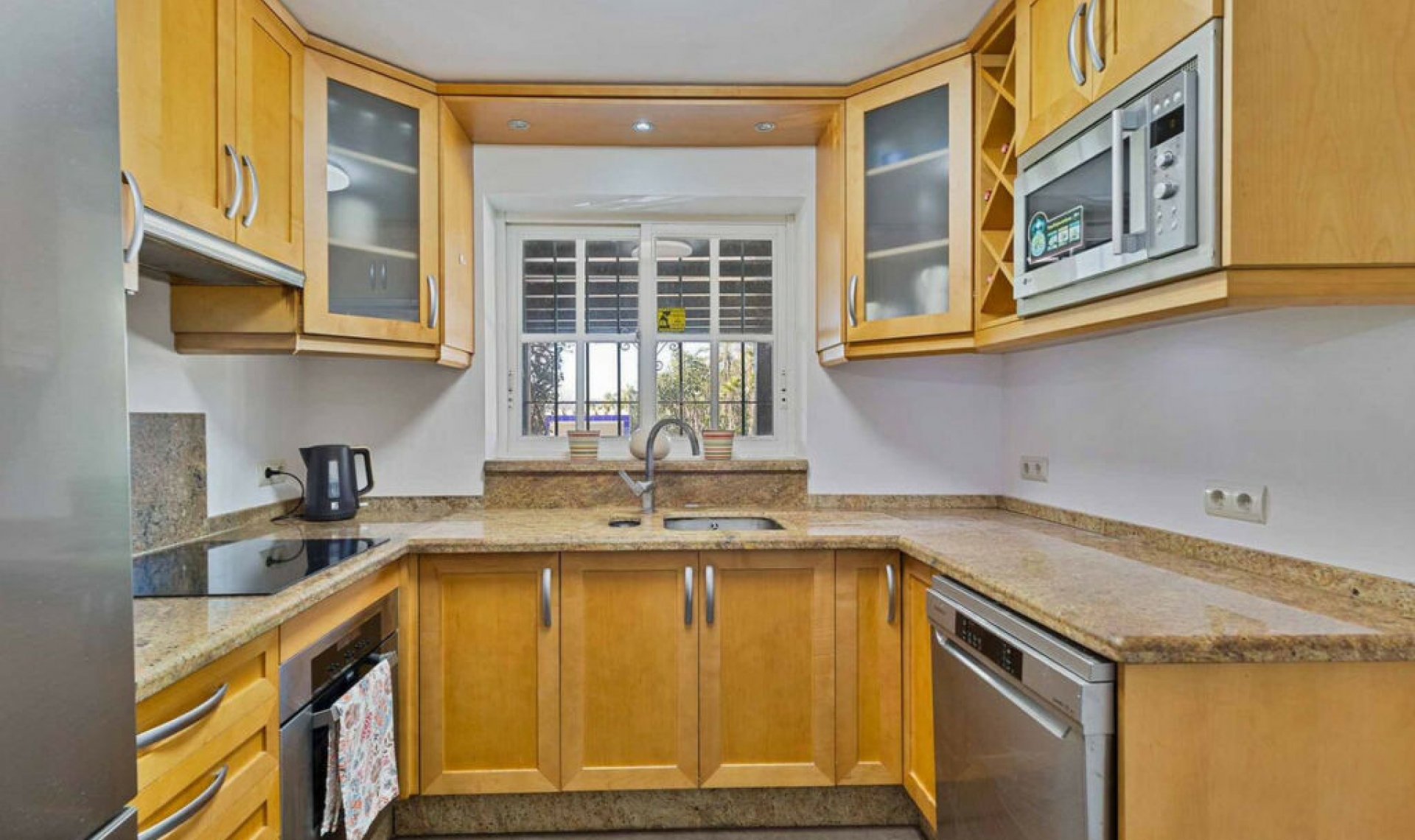 Resale - House -
Estepona