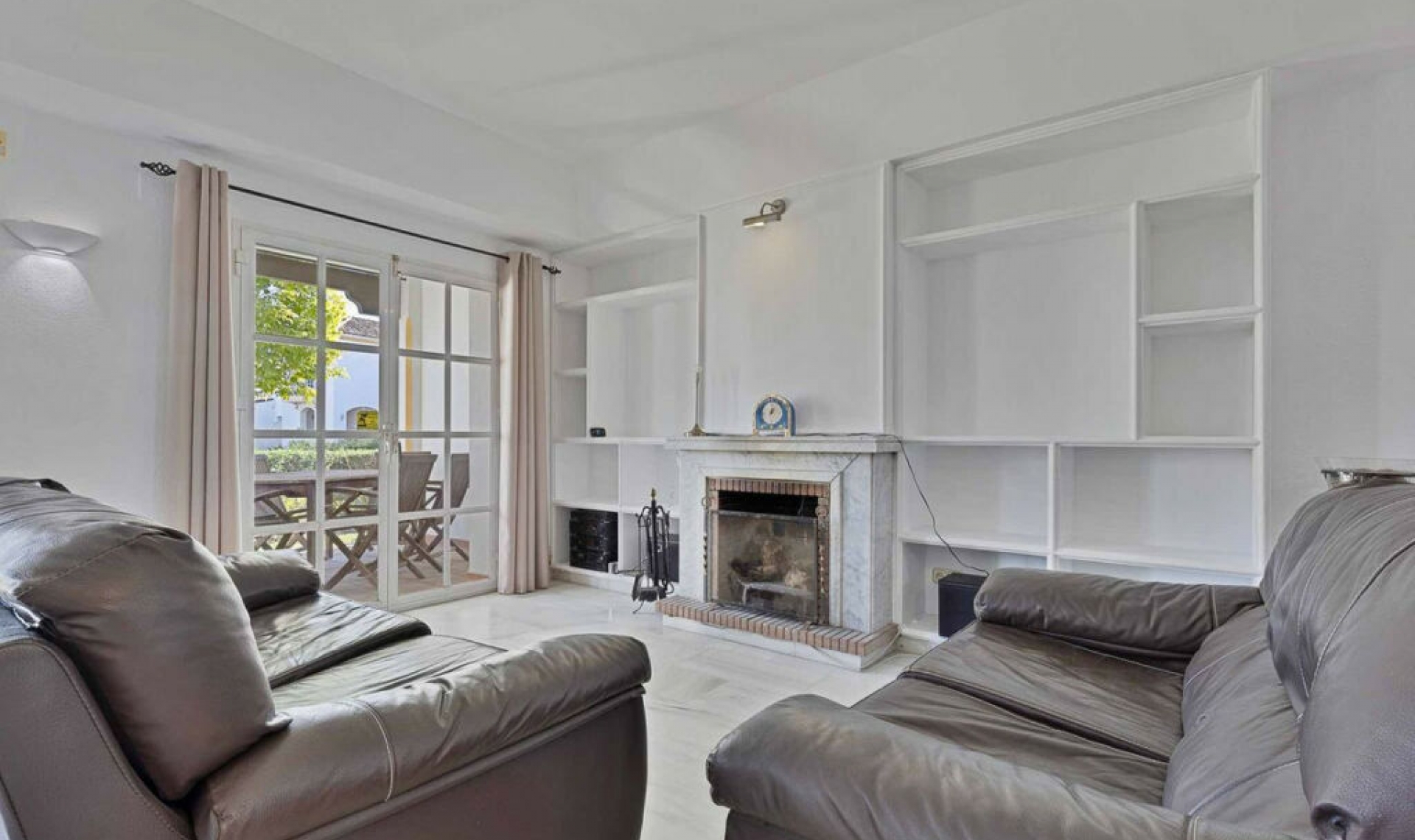 Resale - House -
Estepona