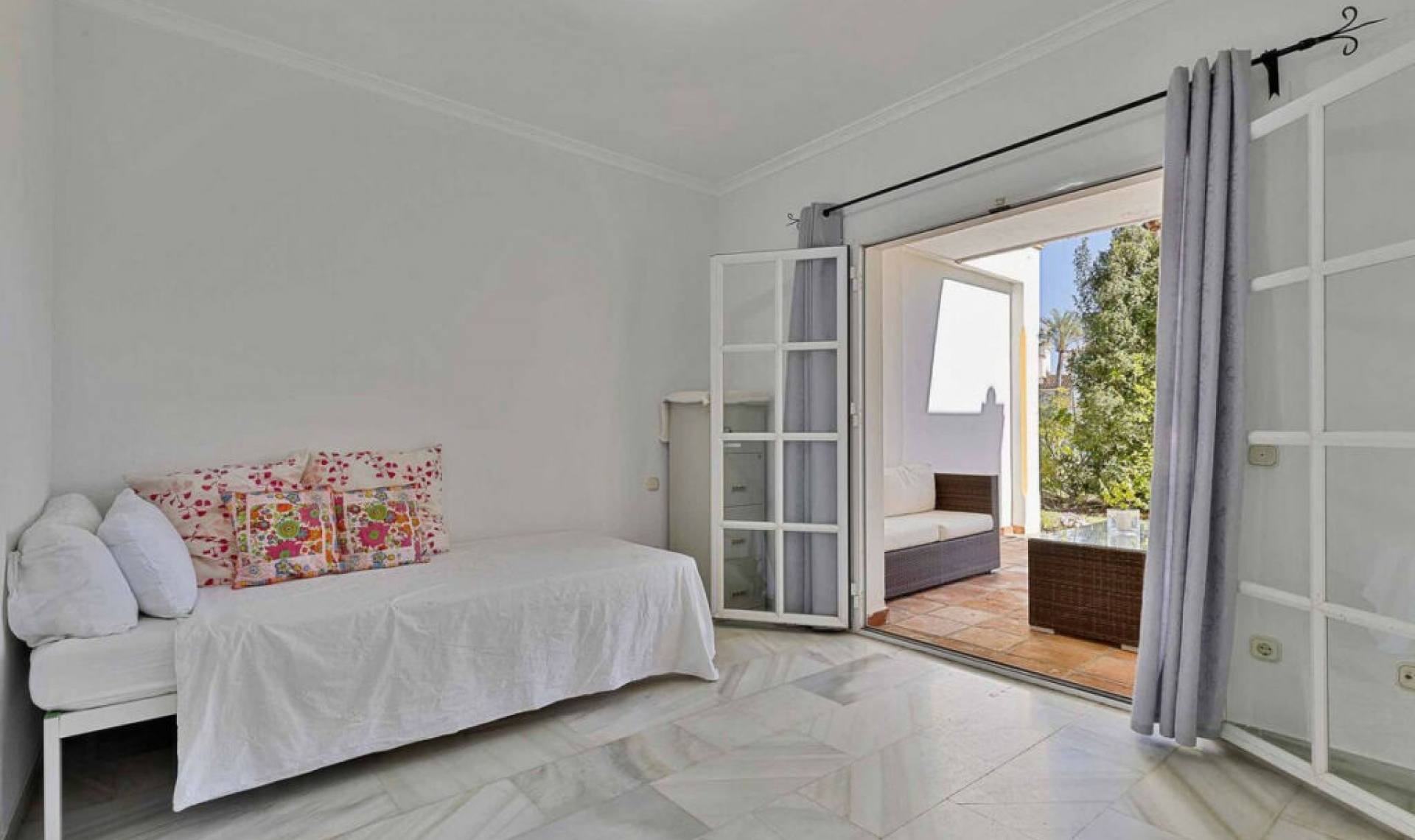 Resale - House -
Estepona