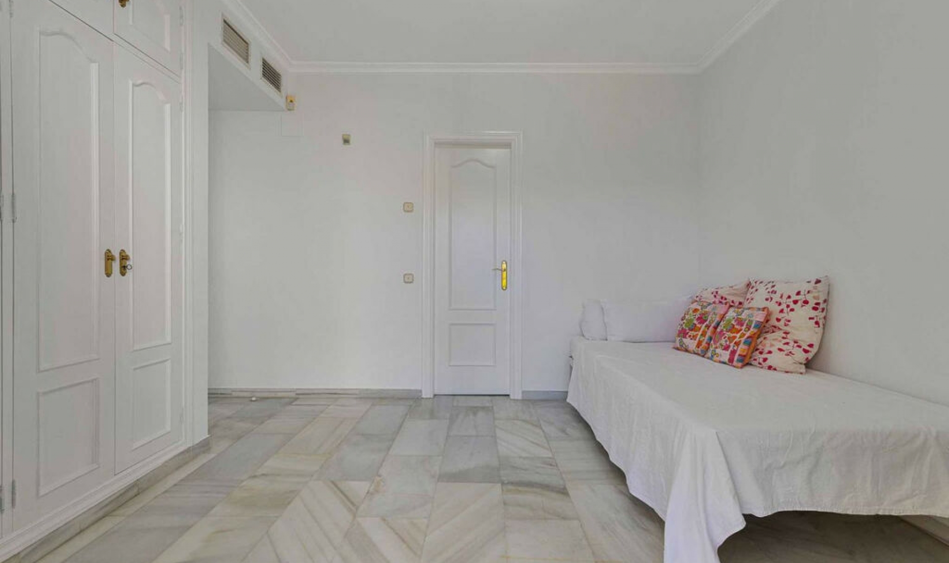 Resale - House -
Estepona