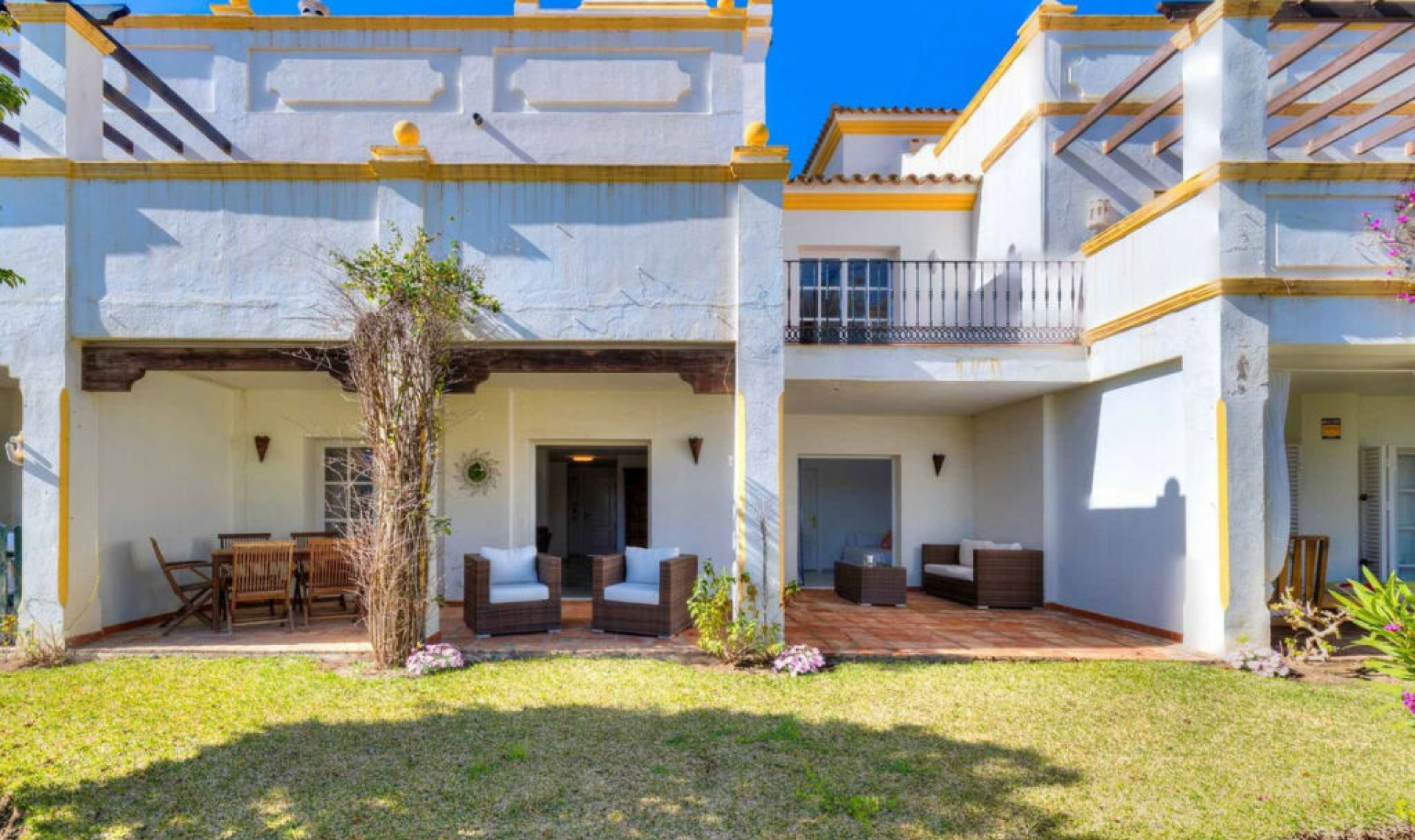 Resale - House -
Estepona