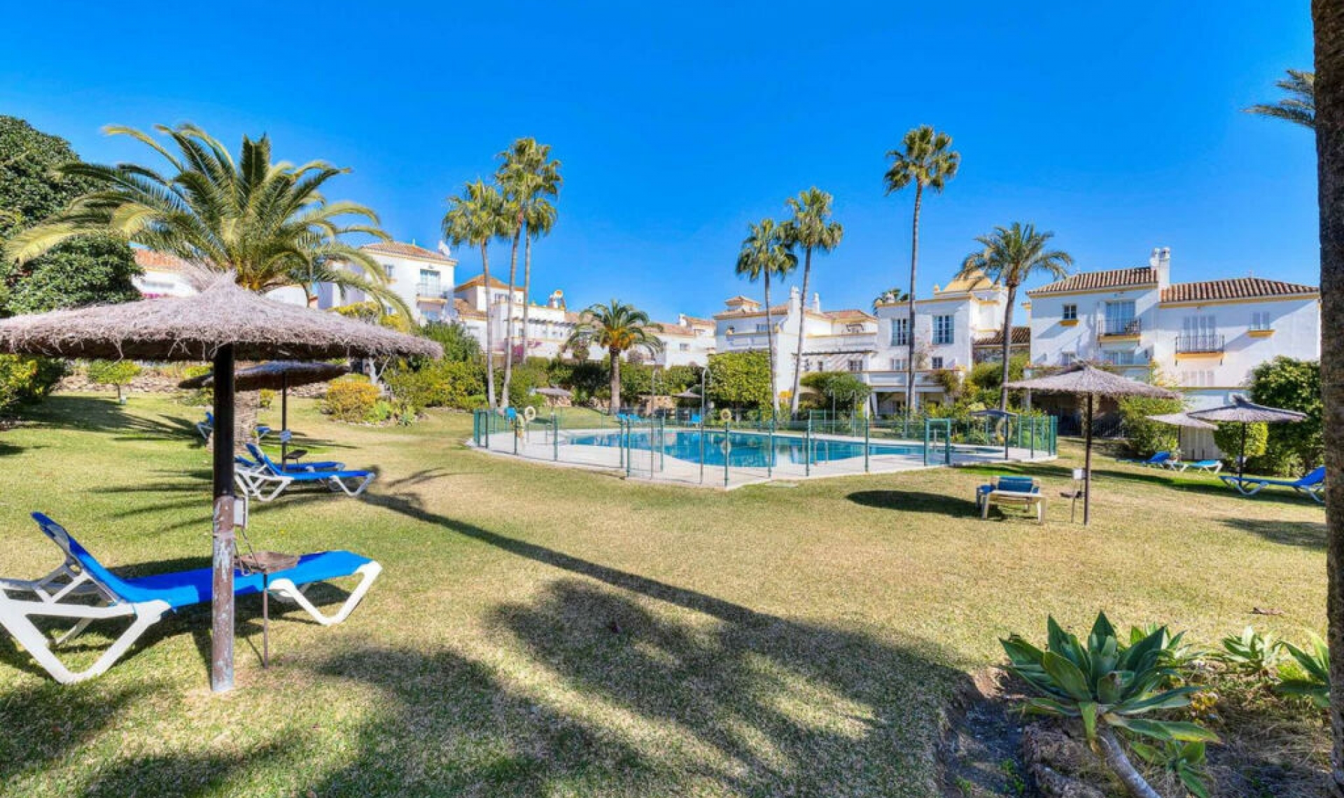 Resale - House -
Estepona