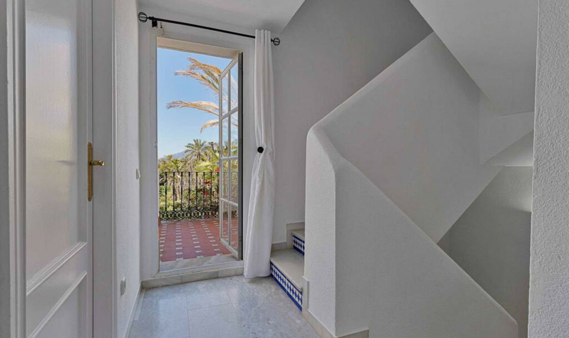 Resale - House -
Estepona