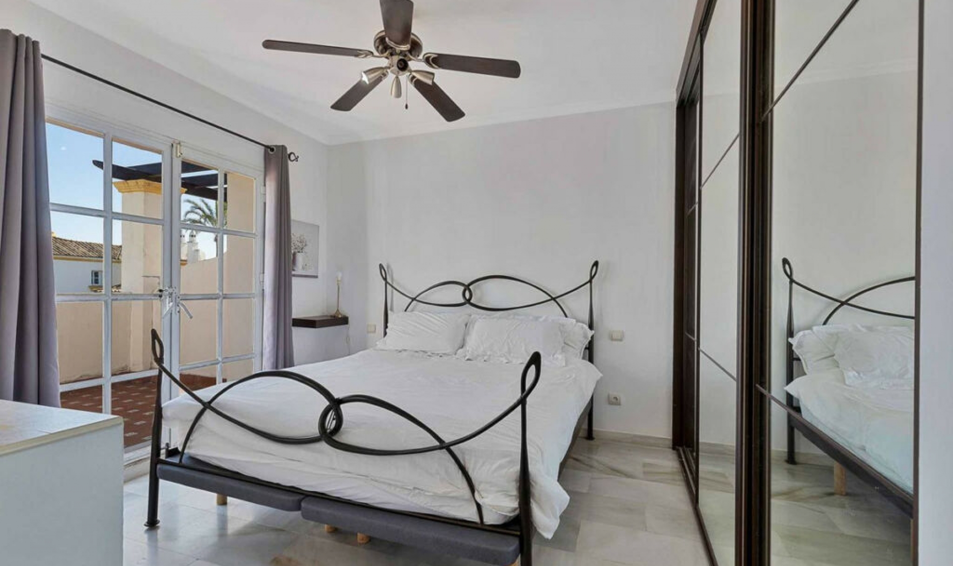 Resale - House -
Estepona
