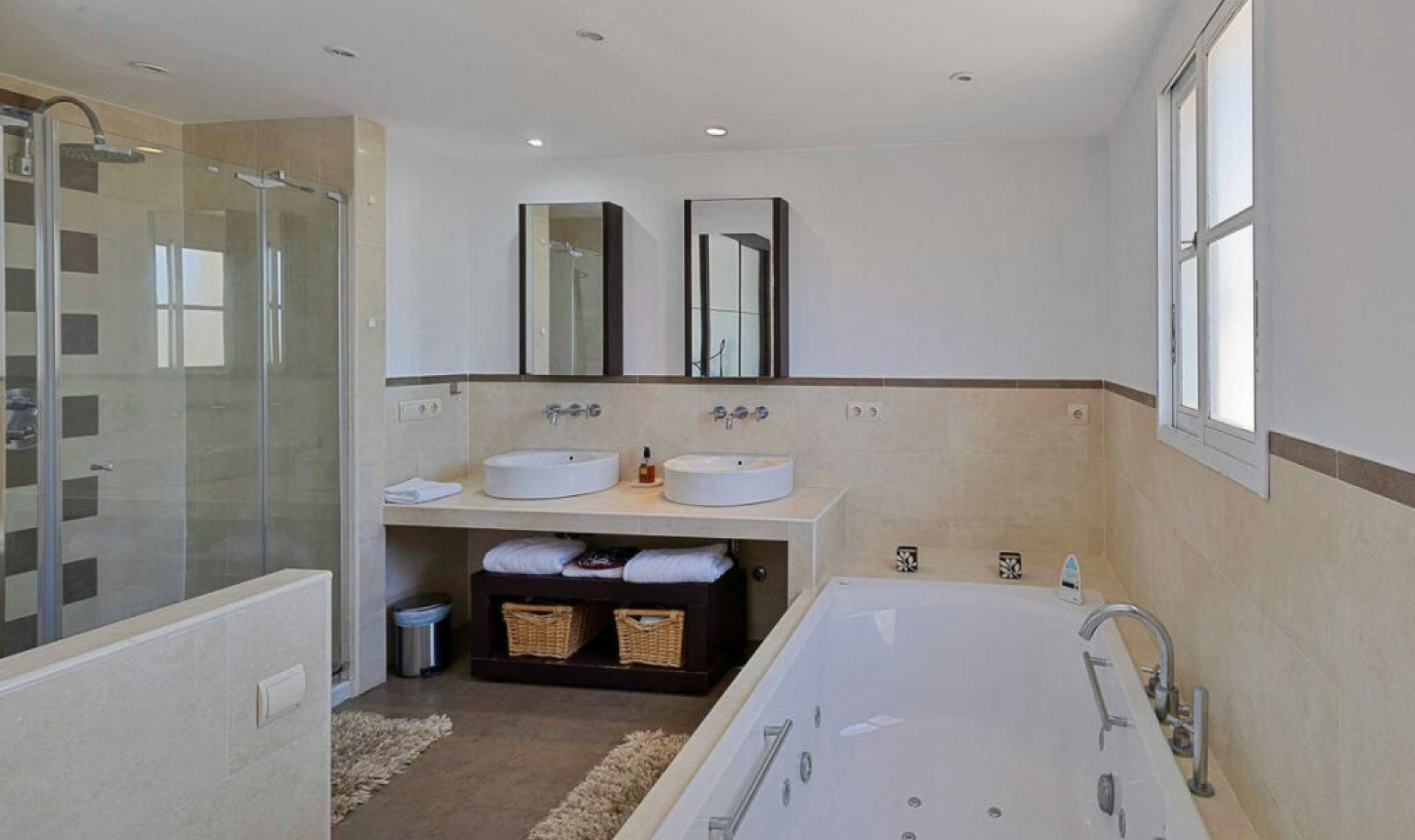 Resale - House -
Estepona