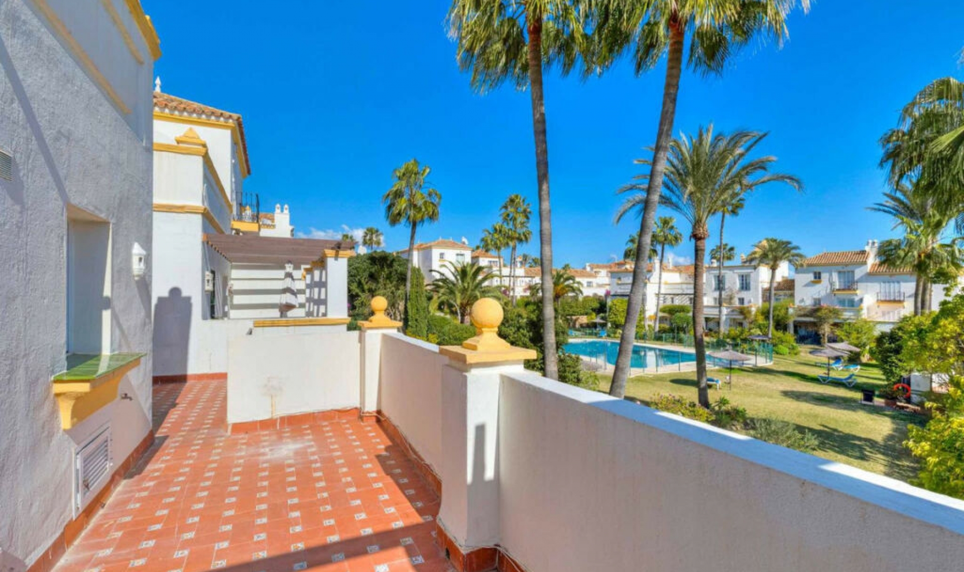 Resale - House -
Estepona