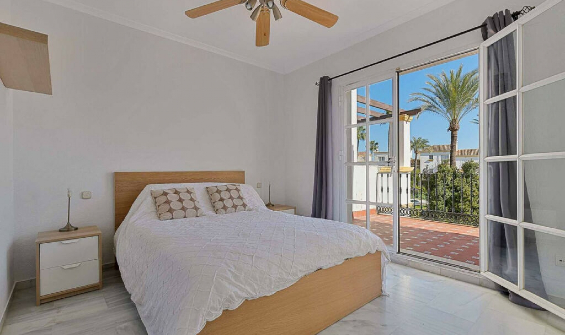 Resale - House -
Estepona