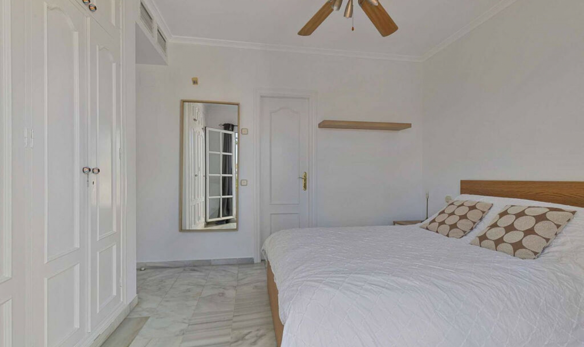 Resale - House -
Estepona