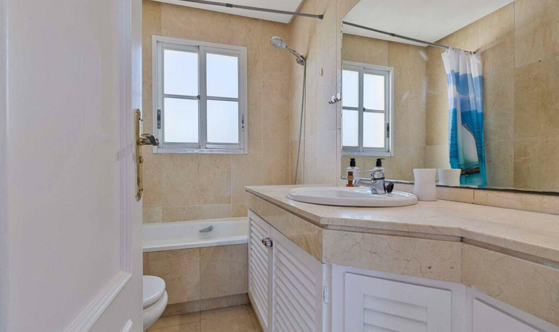 Resale - House -
Estepona