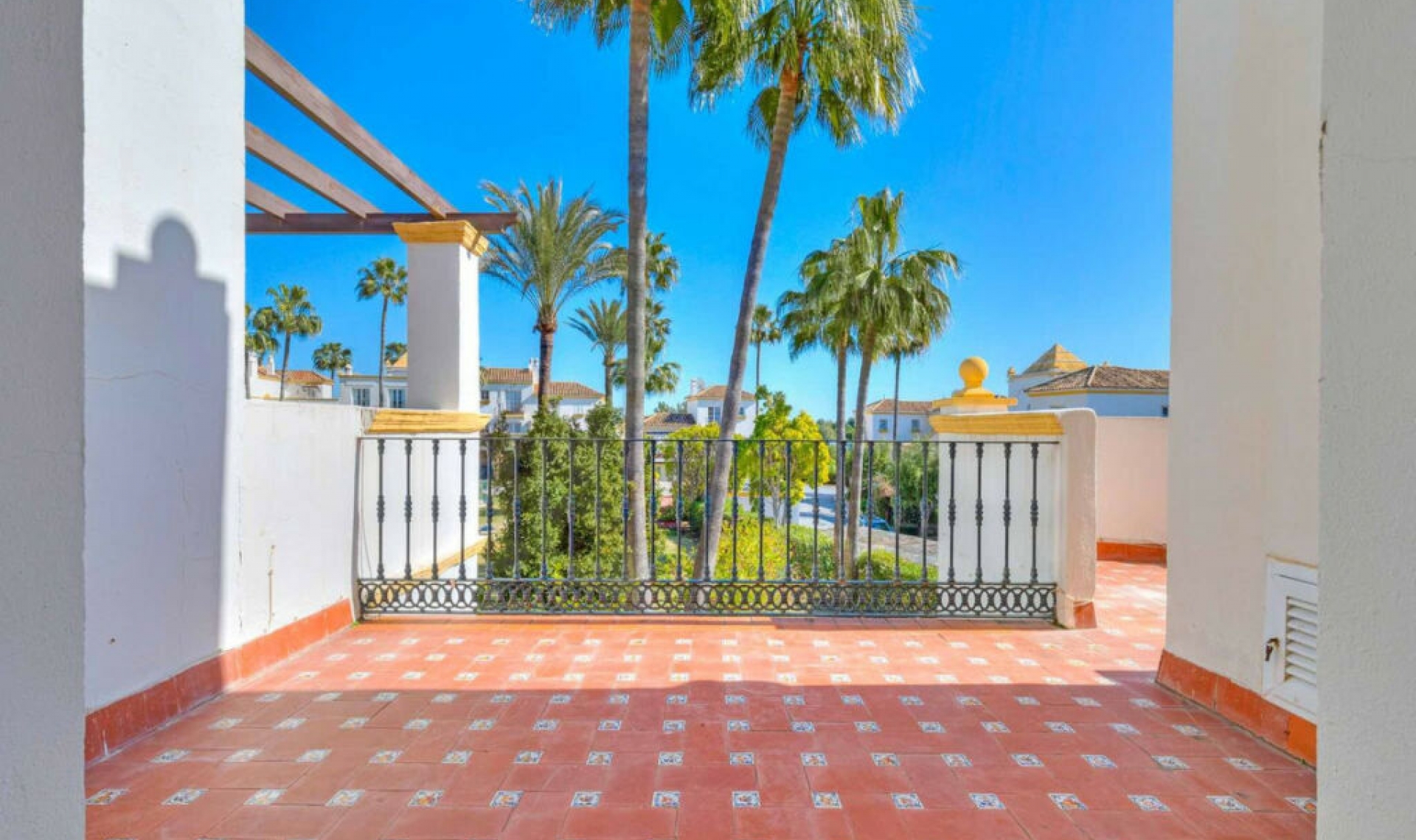 Resale - House -
Estepona