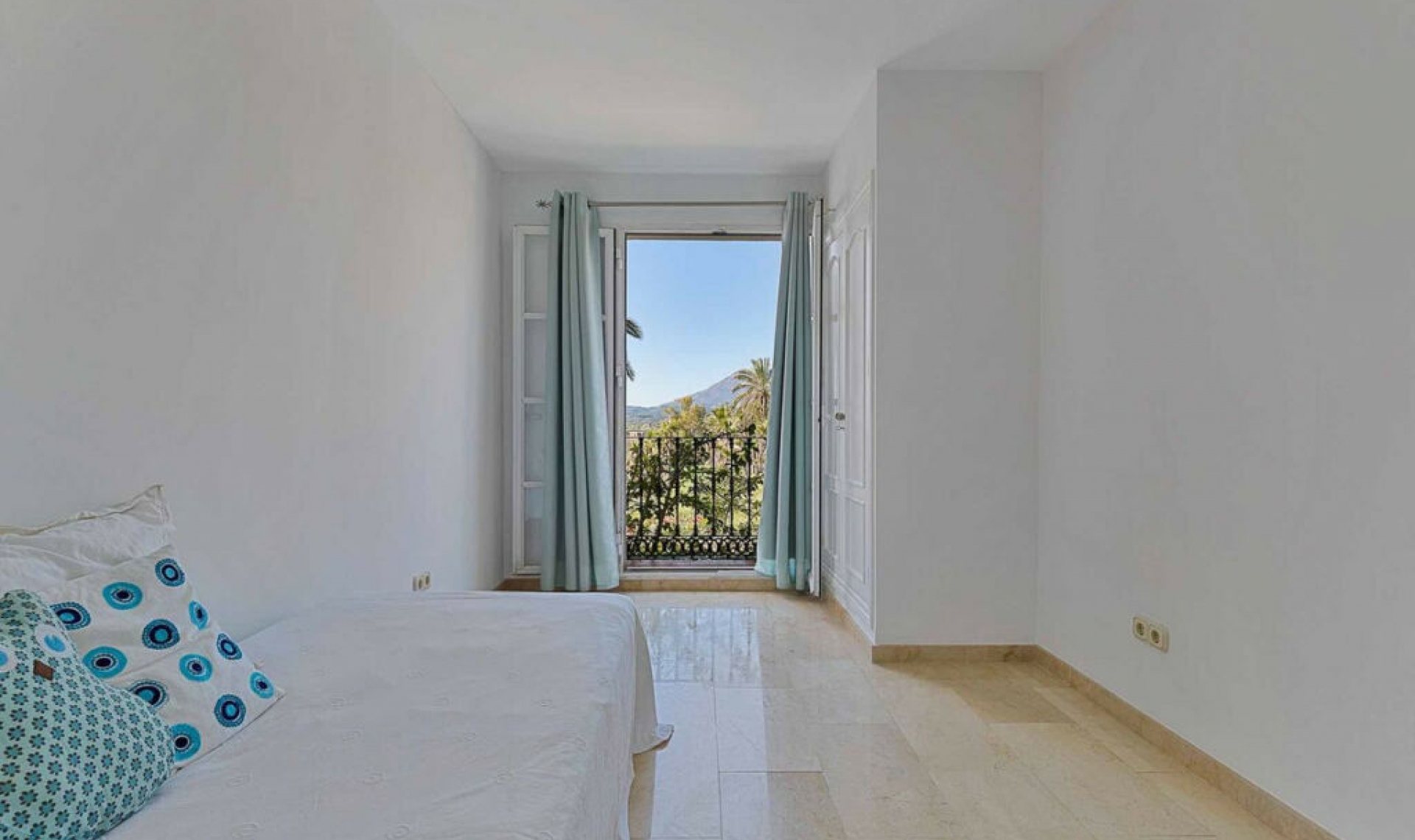 Resale - House -
Estepona