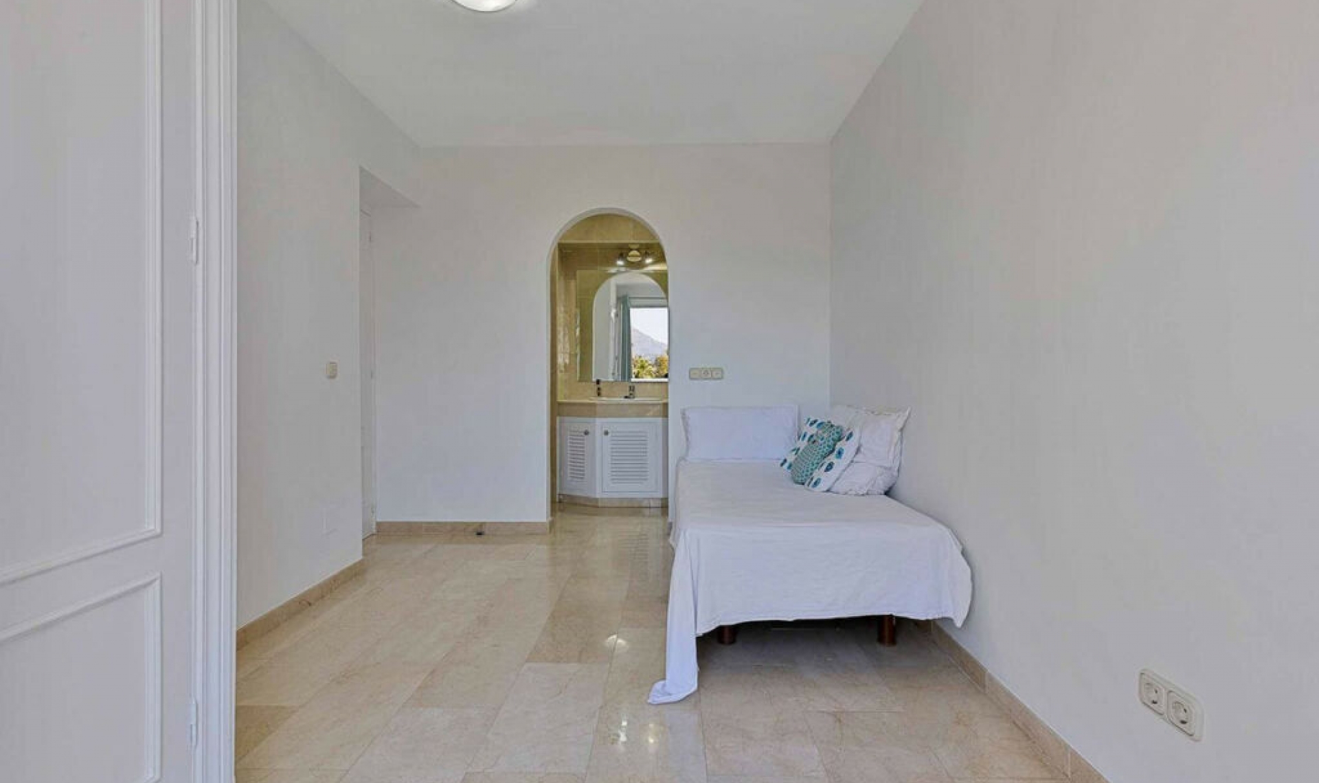 Resale - House -
Estepona
