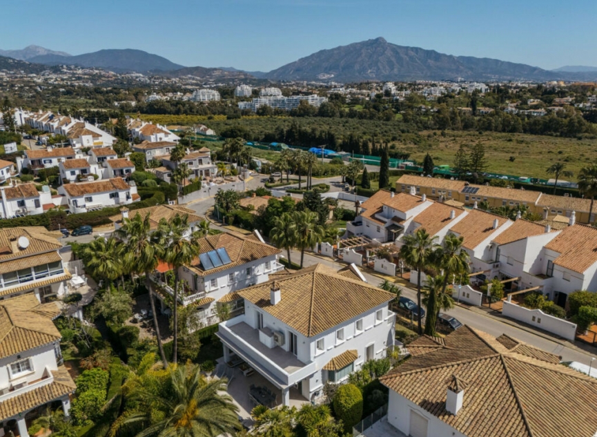 Resale - House -
Estepona