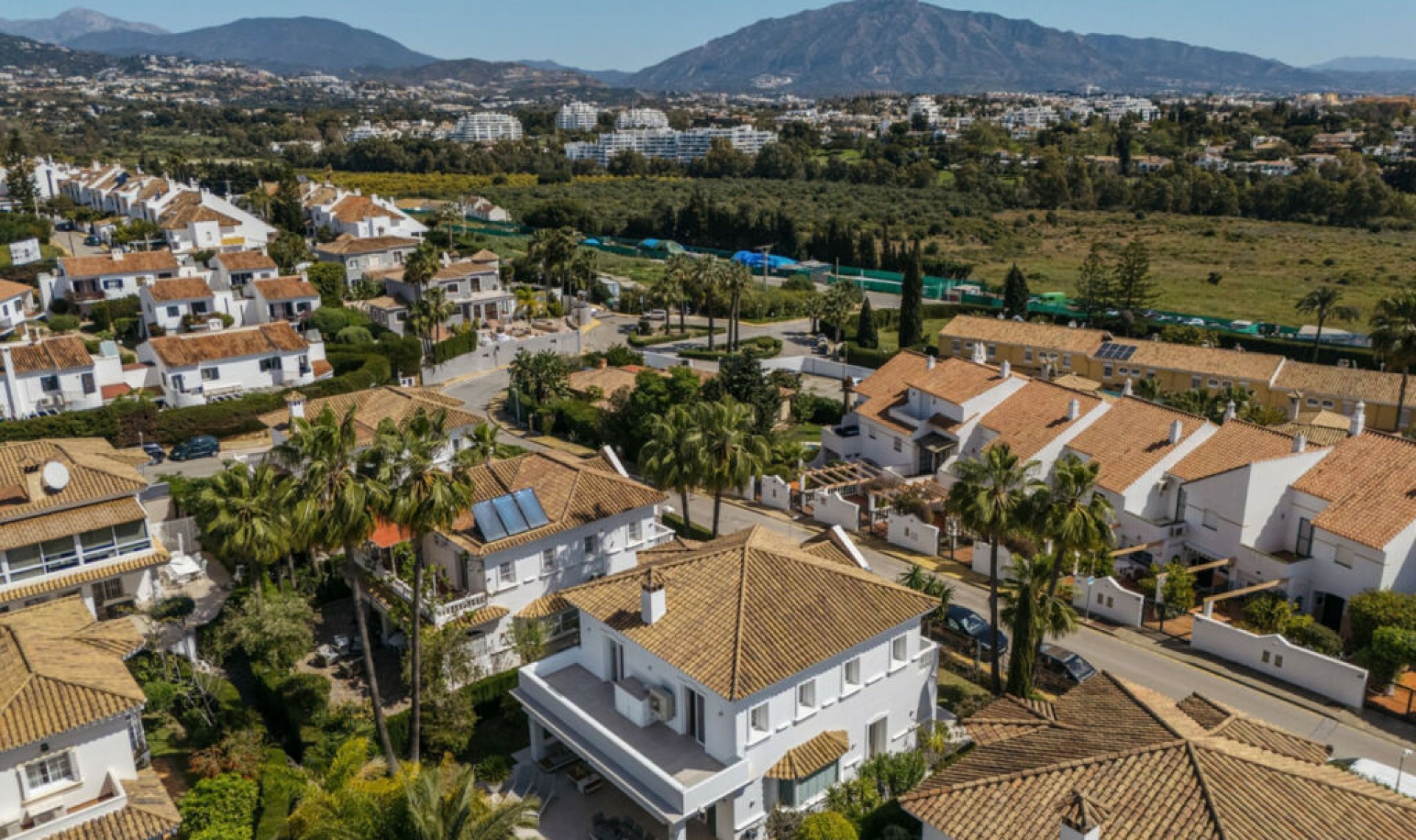 Resale - House -
Estepona