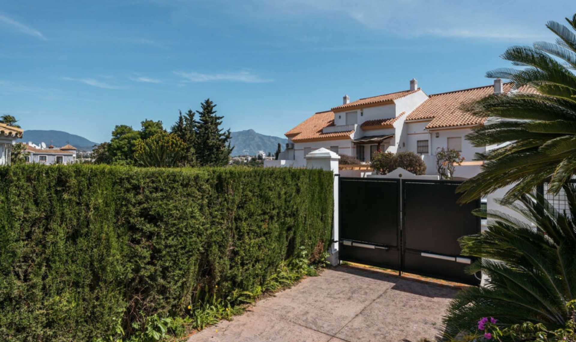Resale - House -
Estepona