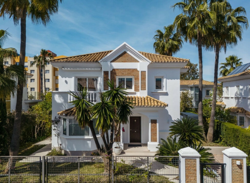 Resale - House -
Estepona