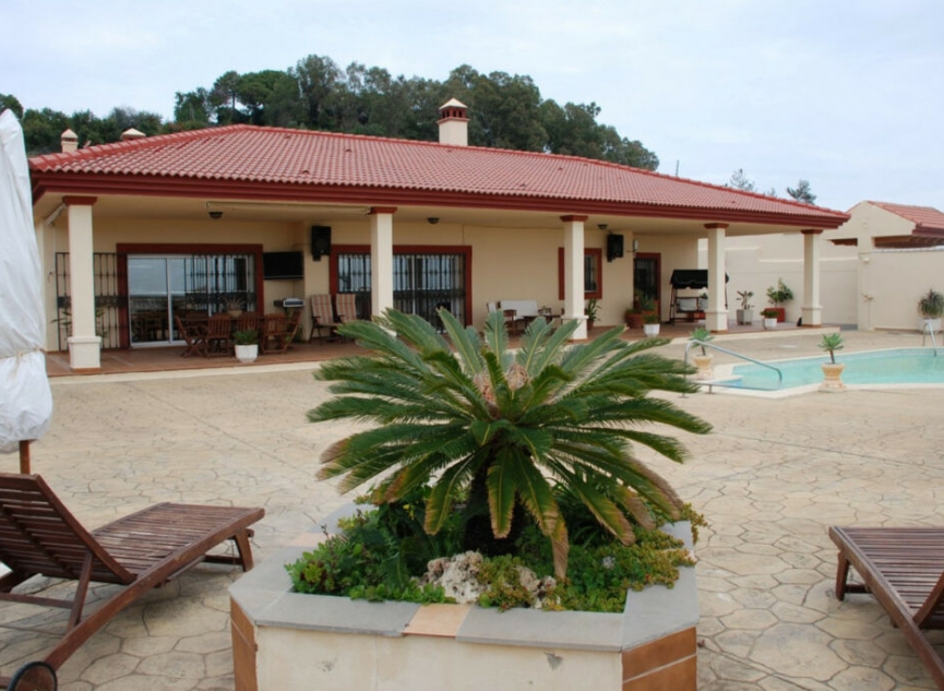 Resale - House -
Estepona