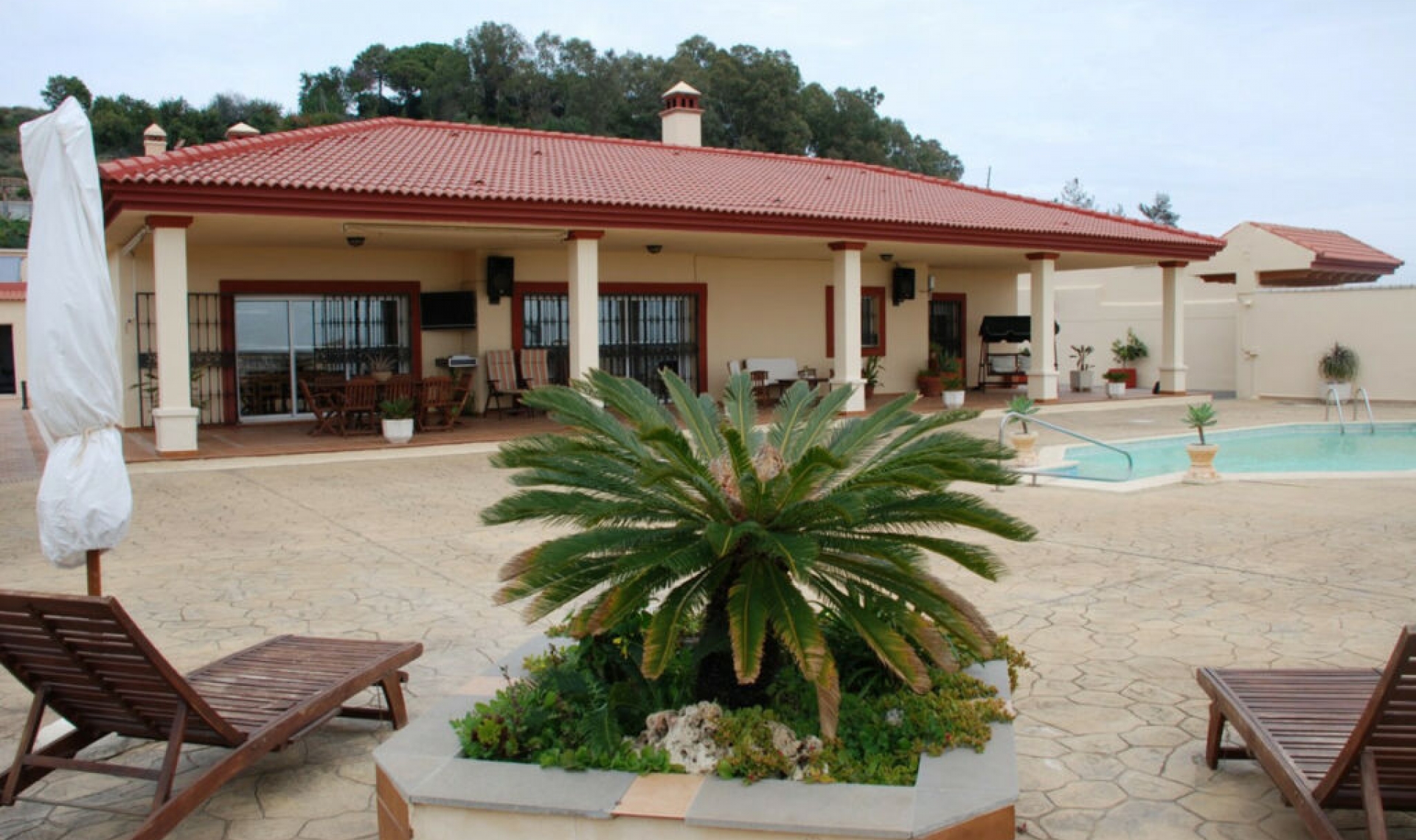 Resale - House -
Estepona