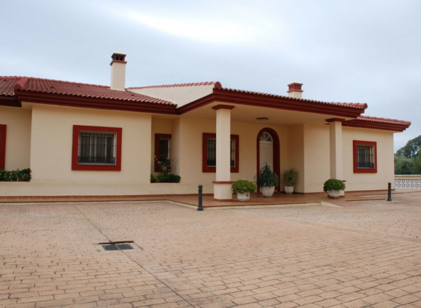 Resale - House -
Estepona