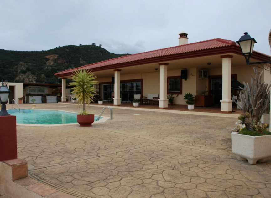 Resale - House -
Estepona