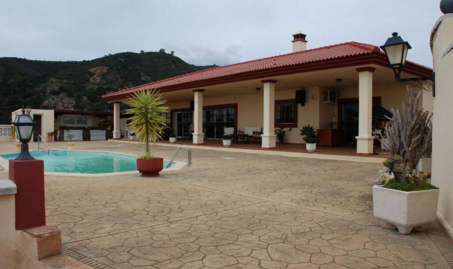 Resale - House -
Estepona